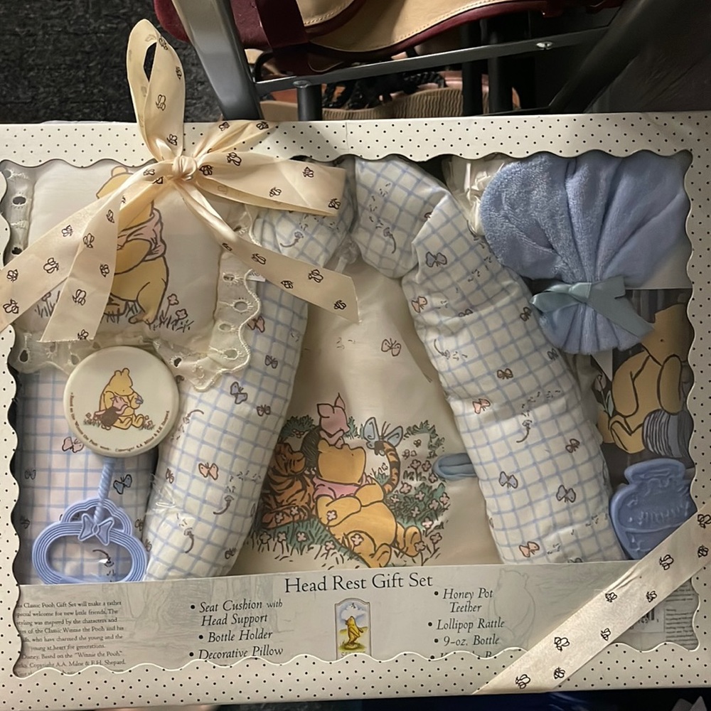 Winnie the Pooh head rest gift set baby